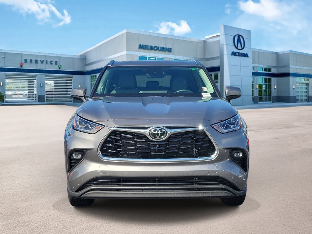 Used 2025 Toyota Highlander Limited FWD image 2