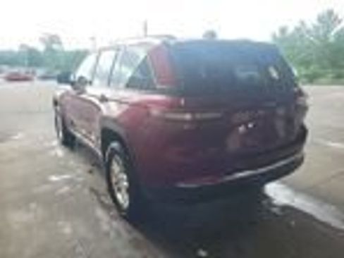 Used 2024 Jeep Grand Cherokee Laredo RWD image 3