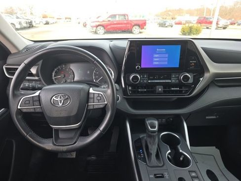 Used 2024 Toyota Highlander LE image 12