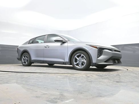 Used 2025 Kia K4 FWD image 29
