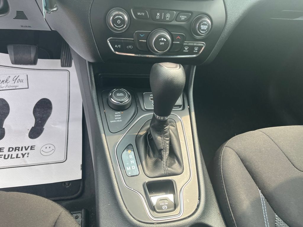 Used 2019 Jeep Cherokee Latitude w/ Popular Appearance Group AWD/4WD image 18