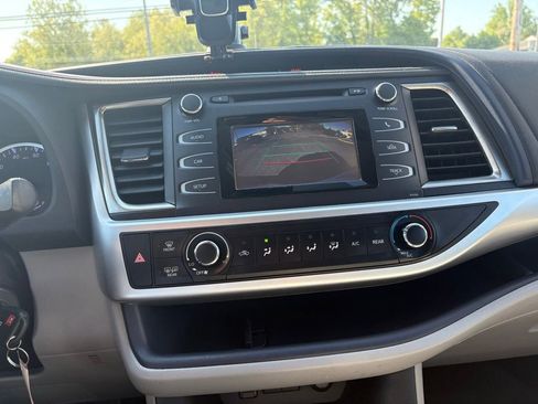 Used 2018 Toyota Highlander LE AWD/4WD image 9