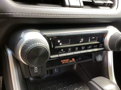 Used 2021 Toyota RAV4 LE AWD/4WD image 14