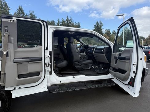 Used 2017 Ford F350 XLT w/ Camper Package image 27