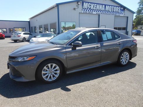 Used 2020 Toyota Camry LE FWD image 5