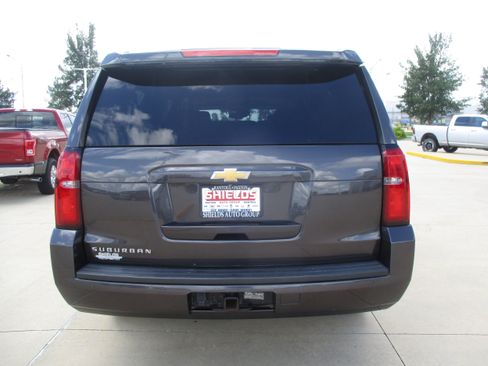 Used 2016 Chevrolet Suburban LT RWD image 4