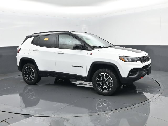 Used 2025 Jeep Compass Trailhawk AWD/4WD image 21