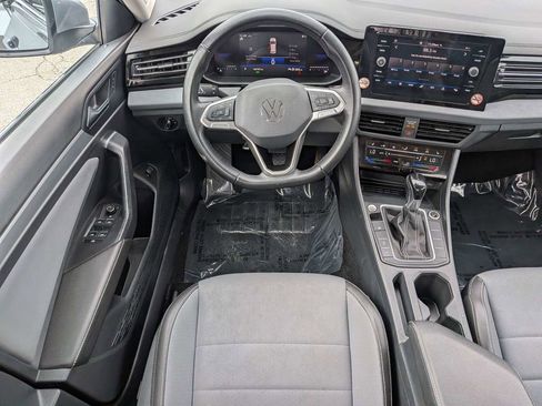 Used 2025 Volkswagen Jetta SE FWD image 18