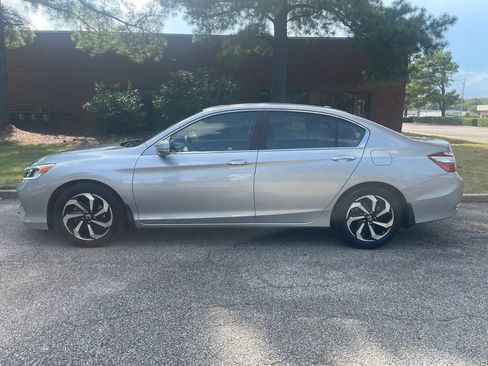 Used 2017 Honda Accord EX image 2