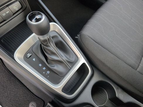 Certified 2025 Hyundai Venue SE FWD image 25