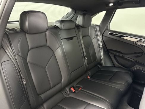 Certified 2025 Porsche Macan AWD/4WD image 23