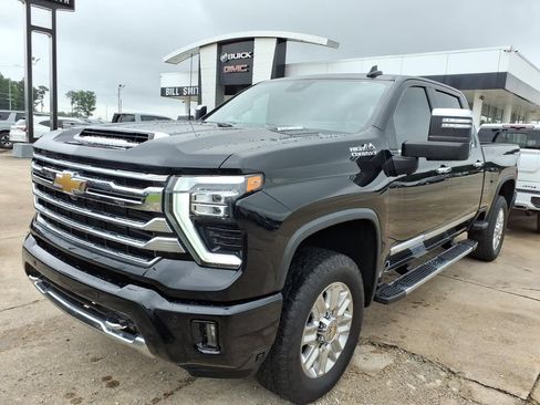 Used 2024 Chevrolet Silverado 2500 High Country w/ High Country Premium Package AWD/4WD image 3