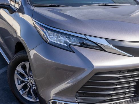 Used 2021 Toyota Sienna XLE FWD image 16