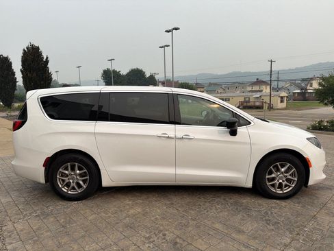 Used 2024 Chrysler Voyager LX FWD image 9