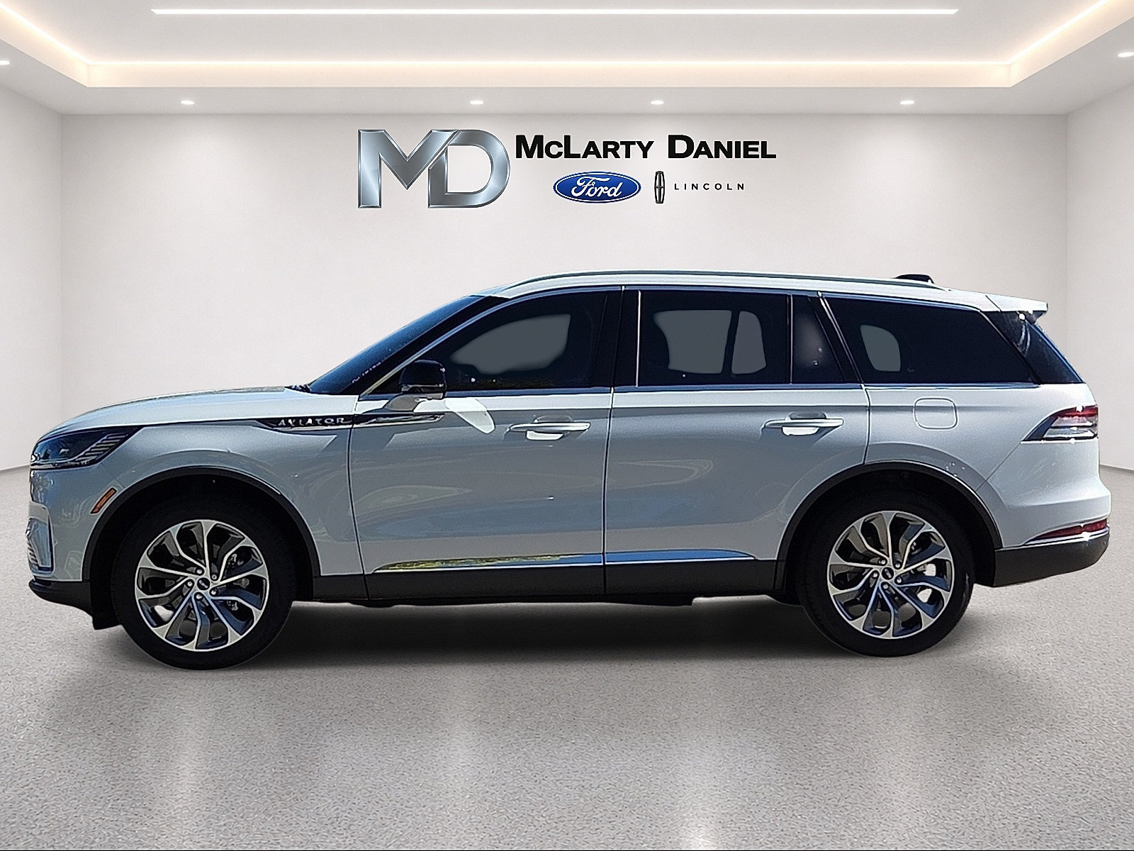 Used 2025 Lincoln Aviator Reserve w/ Luxury Package AWD/4WD image 3
