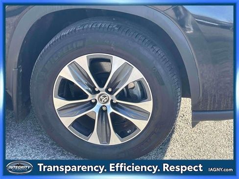 Certified 2023 Toyota Highlander XLE image 5