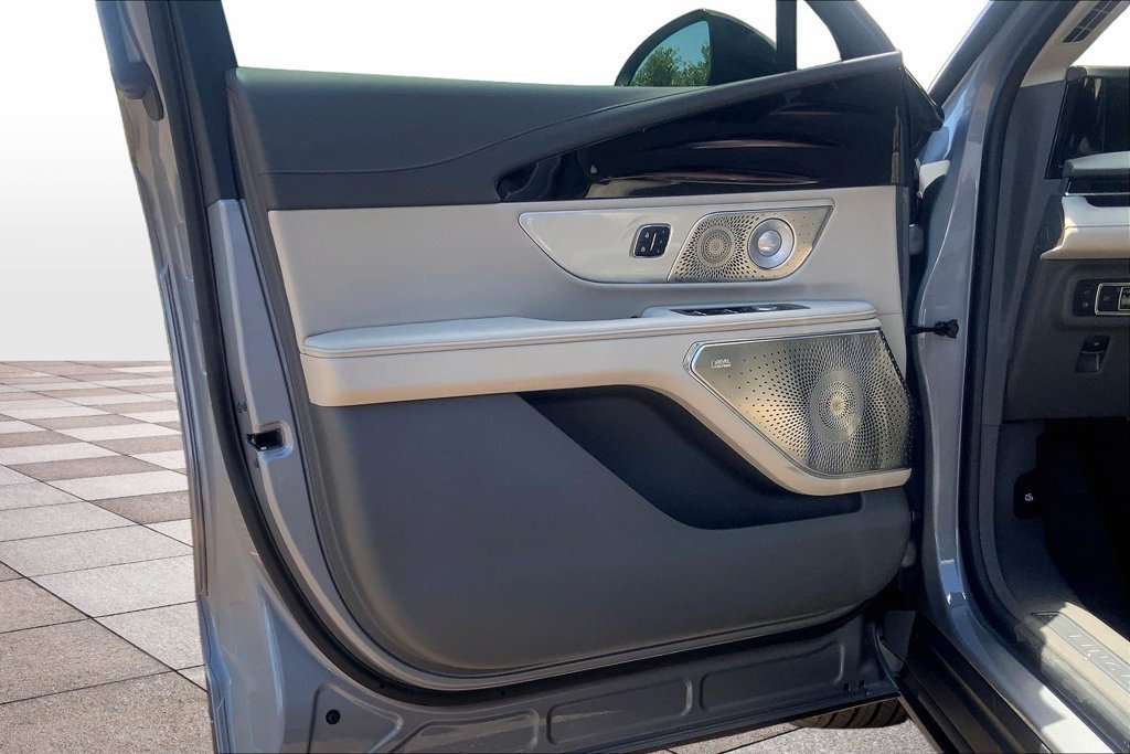 Used 2025 Lincoln Nautilus Reserve AWD/4WD image 26