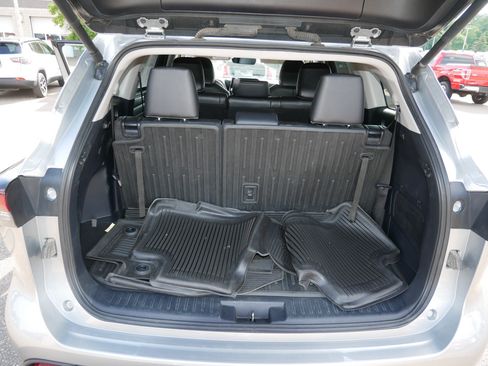 Used 2024 Toyota Highlander XLE AWD/4WD image 18