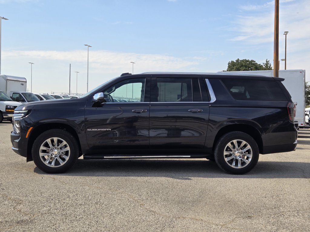 Used 2025 Chevrolet Suburban Premier RWD image 4