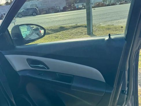 Used 2014 Chevrolet Cruze LS image 17