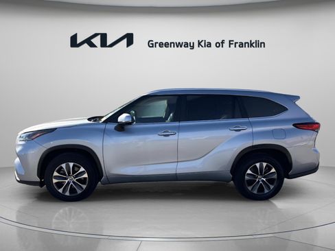 Used 2023 Toyota Highlander XLE image 4