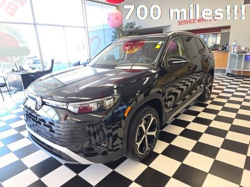 Certified 2025 Volkswagen Tiguan SE image 1