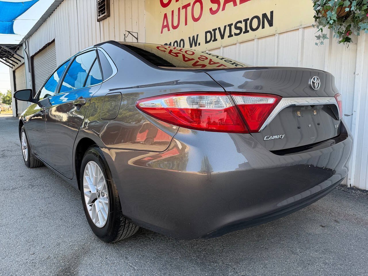 Used 2016 Toyota Camry LE FWD image 11