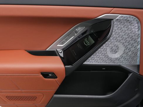 Certified 2023 BMW 760i xDrive w/ Luxury Rear Seating Package image 31