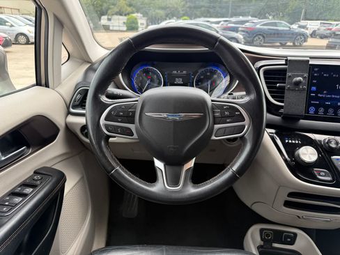 Used 2017 Chrysler Pacifica Touring-L FWD image 9