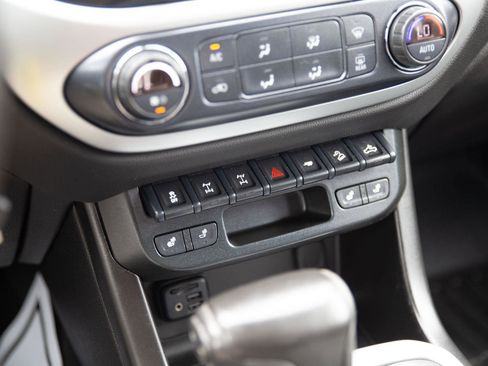 Used 2020 Chevrolet Colorado ZR2 image 16