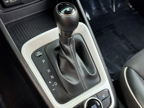 Used 2022 Hyundai Venue Limited w/ Cargo Package image 29