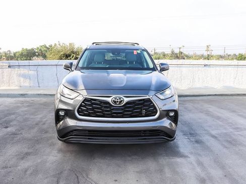 Used 2022 Toyota Highlander XLE FWD image 3