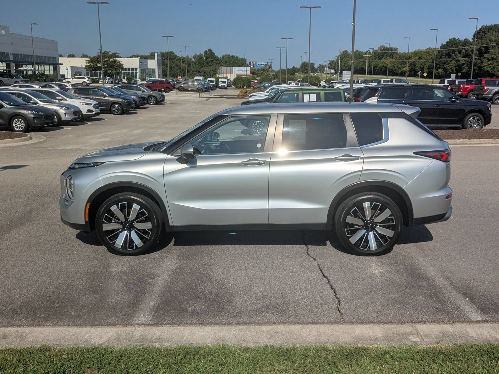 Used 2025 Mitsubishi Outlander SE AWD/4WD image 6