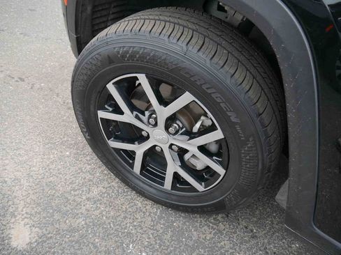 Certified 2024 Jeep Grand Cherokee L Limited w/ Luxury Tech Group II image 10