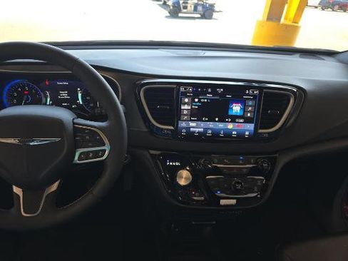 Used 2025 Chrysler Pacifica Select FWD image 16