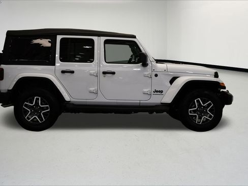 Used 2025 Jeep Wrangler Sahara image 6