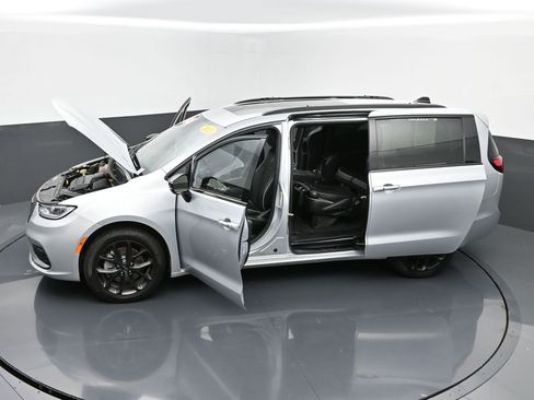 Used 2023 Chrysler Pacifica Limited w/ S Appearance Package image 63