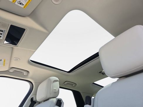 Used 2025 Land Rover Discovery S image 32