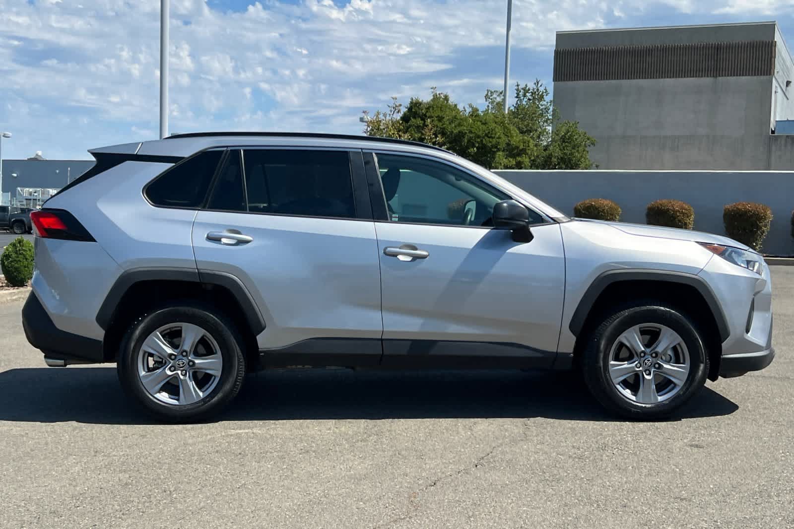 Certified 2022 Toyota RAV4 LE AWD/4WD image 6