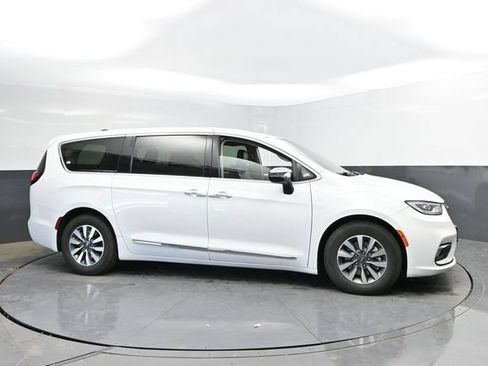 Used 2023 Chrysler Pacifica Limited FWD image 5