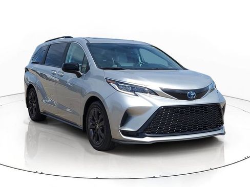 Used 2024 Toyota Sienna XSE FWD image 2