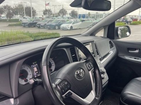 Used 2019 Toyota Sienna SE image 15