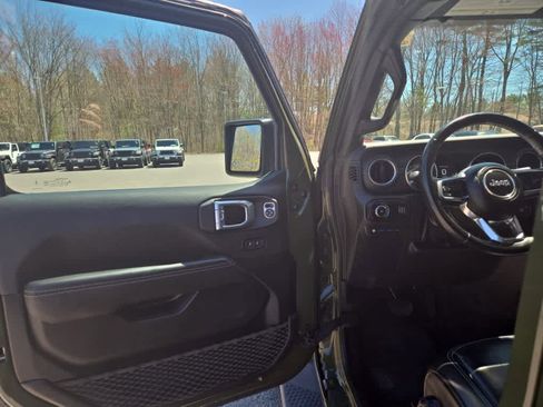 Used 2023 Jeep Wrangler Unlimited Sahara w/ Cold Weather Group AWD/4WD image 18