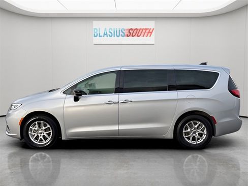 Used 2024 Chrysler Pacifica Touring-L image 6