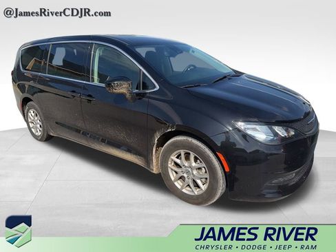 Used 2024 Chrysler Voyager LX image 4