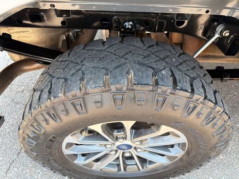Used 2019 Ford F150 Lariat w/ Equipment Group 502A Luxury AWD/4WD image 18