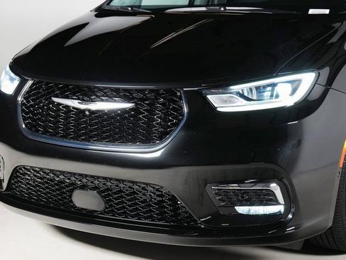 Used 2023 Chrysler Pacifica Limited FWD image 32