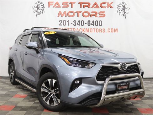 Used 2023 Toyota Highlander XLE image 3