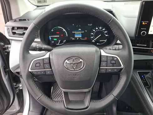 Used 2025 Toyota Sienna XLE image 20