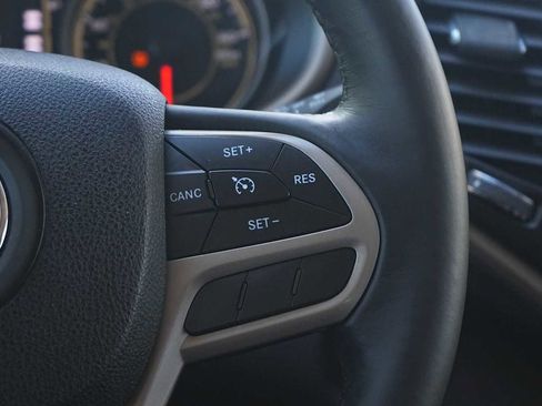 Used 2017 Jeep Cherokee Latitude w/ Comfort & Sound Group image 18